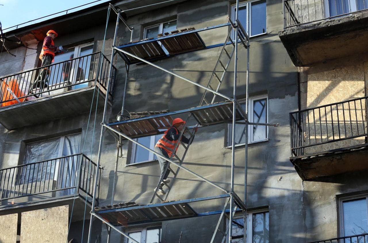 Ремонт триває: тричі постраждалий від прильотів будинок продовжують відновлювати (фото) «фото»