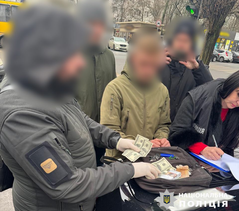 1000 доларів за фіктивну повістку: на Одещині затримали військовослужбовця-хабарника ТЦК (фото) «фото»