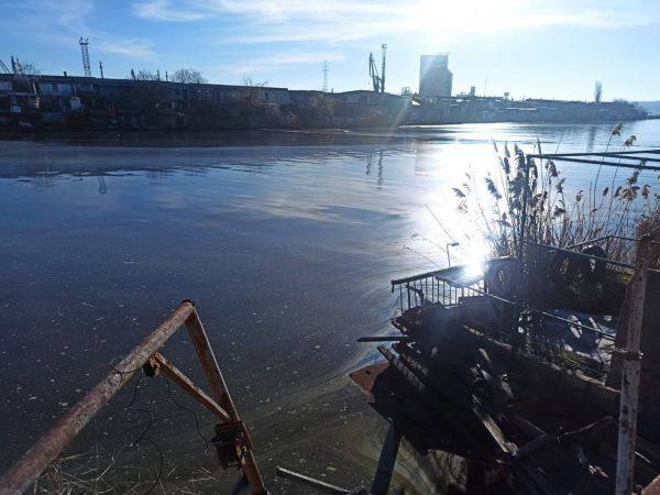 В Бузькому лимані під Миколаєвом провели бонування для стримування масштабного забруднення «фото»