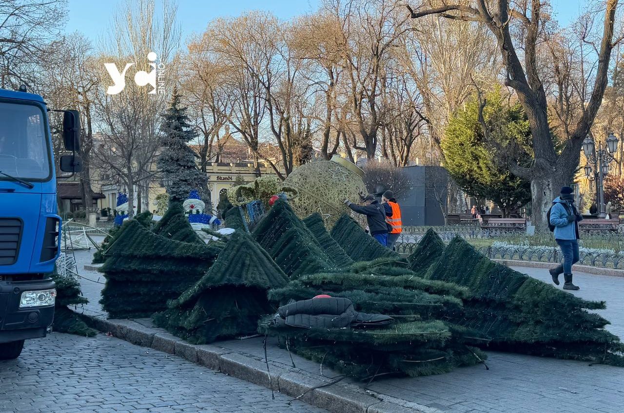 Свята закінчилися: на Дерибасівській розбирають ялинку (фото) «фото»