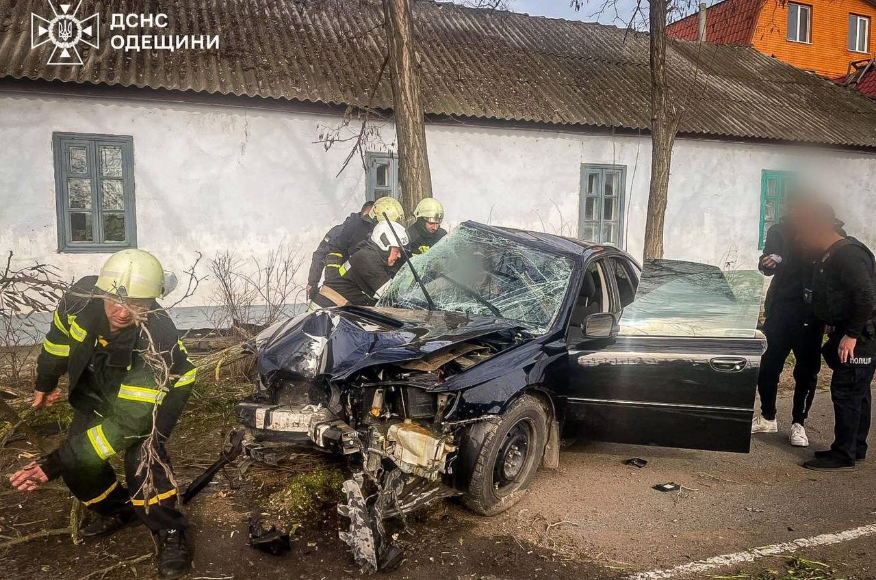 В Ізмаїлі жінку затисло у понівеченій автівці після ДТП (фото) «фото»