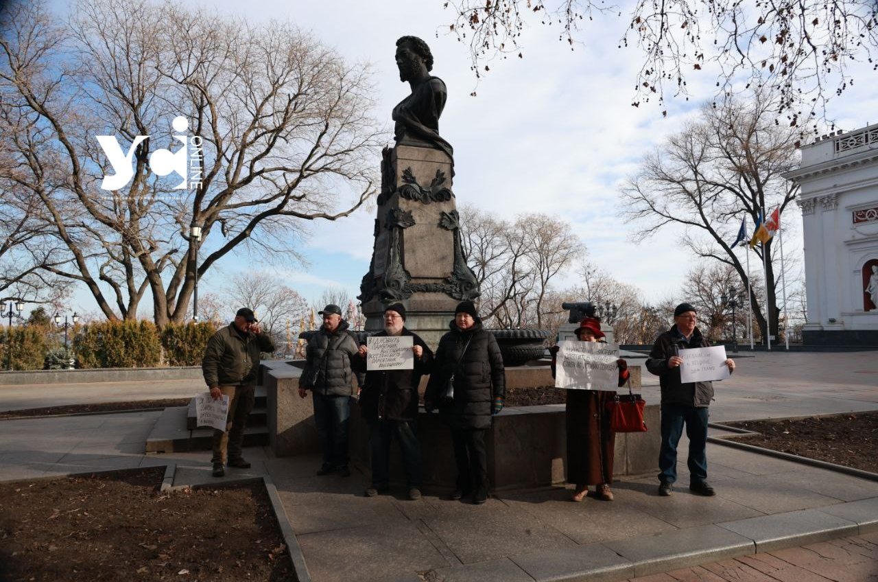 В Одесі на мітинг за відновлення пам’ятника Висоцькому вийшли 6 чоловік (фото) «фото»