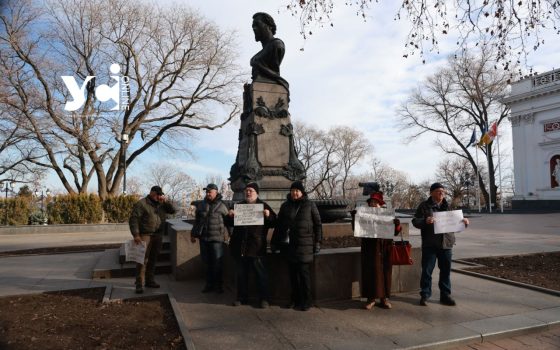 В Одесі на мітинг за відновлення пам’ятника Висоцькому вийшли 6 чоловік (фото) «фото»