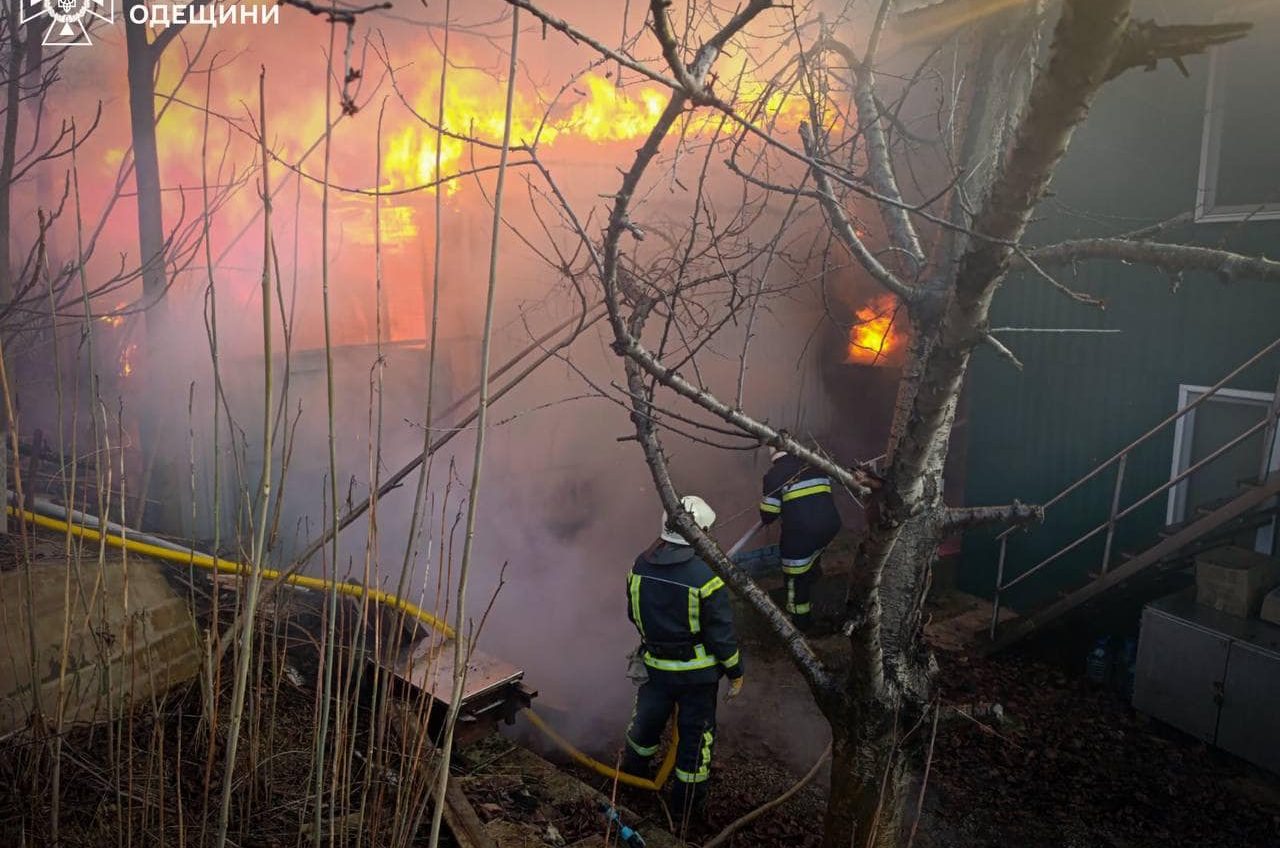 На Одещині спалахнули будиночки бази відпочинку (фото) «фото»