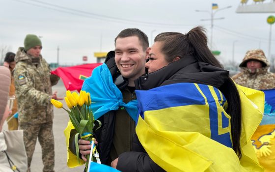 Квіти, прапори і сльози щастя: в Ізмаїлі зустріли звільненого з полону  прикордонника (відео, фото) «фото»