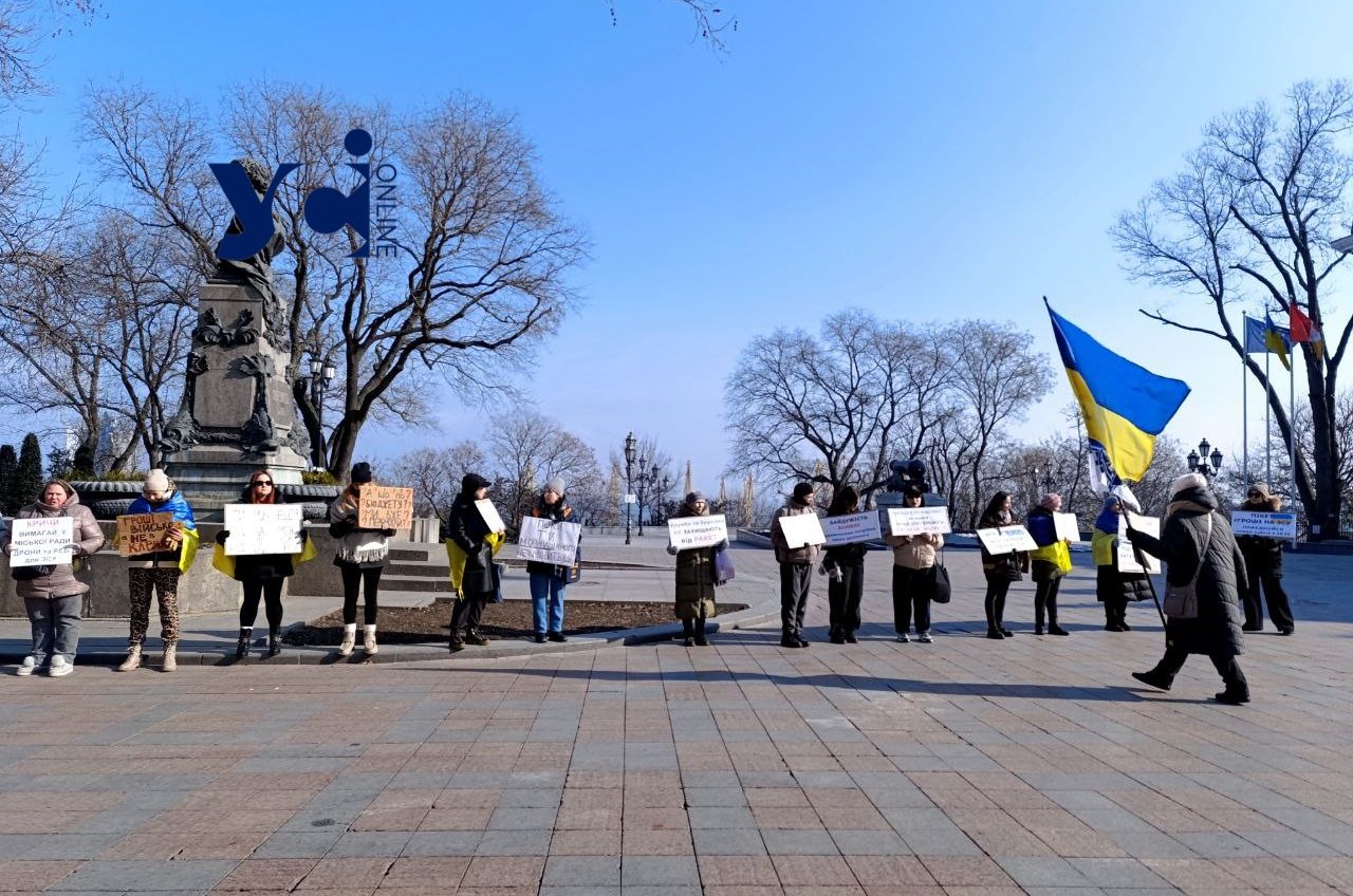 Акція протесту біля Одеської мерії: учасники вимагають «Гроші на ЗСУ» та прозорості у звітності розподілу бюджетних коштів (фото) «фото»