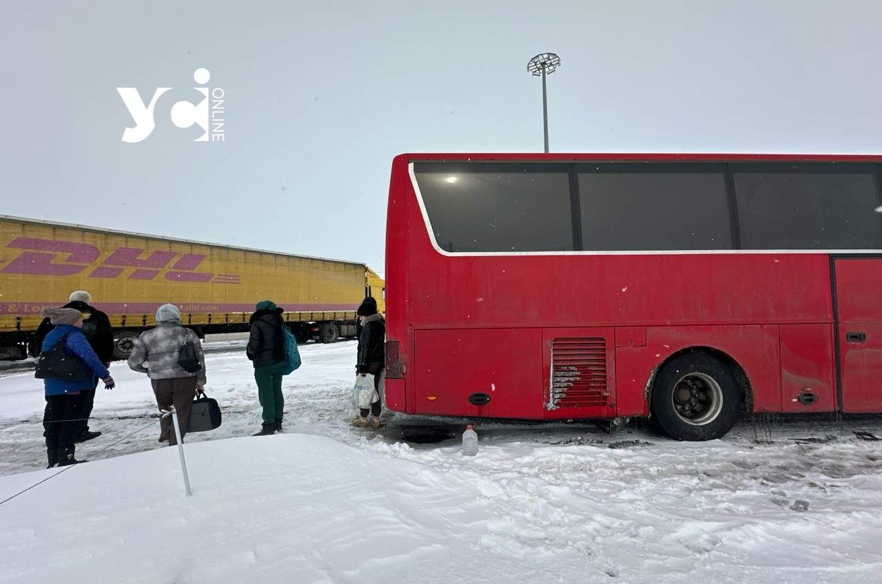 На трасі в Румунії застряг рейсовий автобус з одеситами, через те що замерз (фото) (ОНОВЛЕНО) «фото»