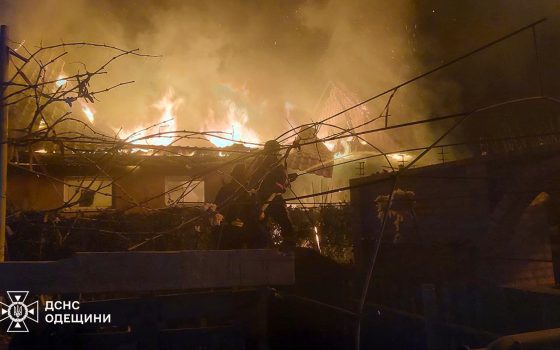 В ДСНС показали, як гасили пожежу після дронової атаки по передмістю Одеси (фото, відео) usionline.com В ДСНС показали, як гасили пожежу після дронової атаки по передмістю Одеси (фото, відео) «фото»