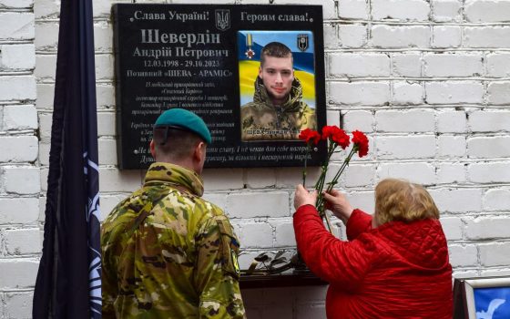 У Чорноморську загиблого воїна вшанували на день народження: матері вручили орден «За мужність» «фото»