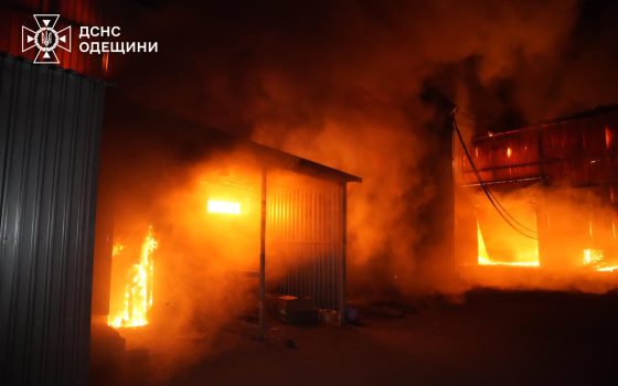 Одеські рятувальники показали наслідки вечірньої атаки дронів на Одесу (фото) usionline.com Одеські рятувальники показали наслідки вечірньої атаки дронів на Одесу (фото) «фото»