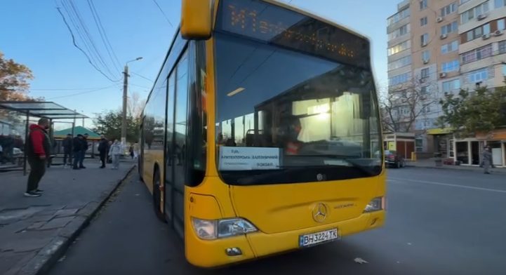 Через нічний обстріл Одеси деякі автобуси змінили маршрут «фото»