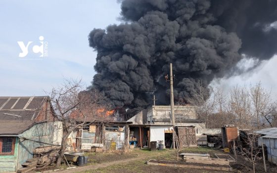 Все в диму та полум’ї: внаслідок удару рф в Одесі згорів склад іграшок та досі горить резервуар з паливом (фото, відео) «фото»