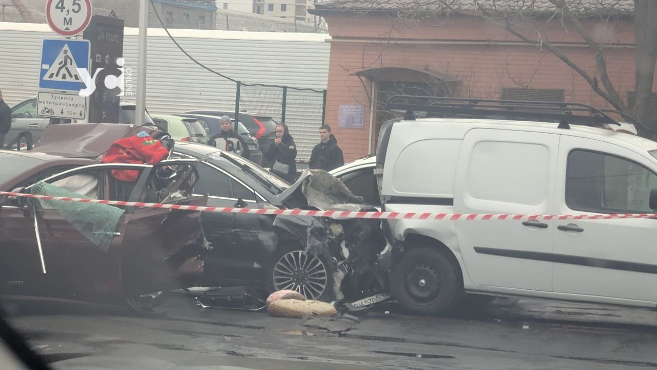 На Люстдорфській дорозі зіштовхнулися три автівки та мотоцикл: є постраждалі (фото) «фото»