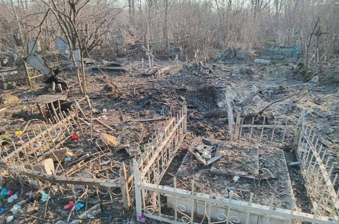 Знищені понад 30 могил: російські дрони значно пошкодили кладовище в Одесі (фото) usionline.com Знищені понад 30 могил: російські дрони значно пошкодили кладовище в Одесі (фото) «фото»