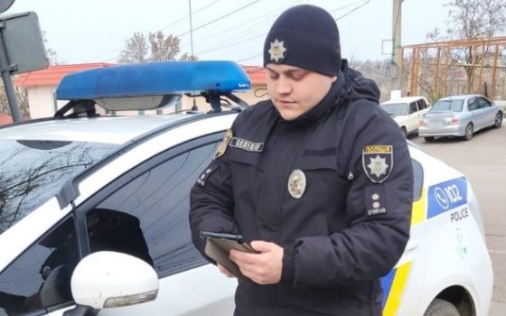 В Чорноморську встановили «розумного» тата, який ледве не втопив власних дітей, катаючи їх по замерзлій водоймі usionline.com В Чорноморську встановили «розумного» тата, який ледве не втопив власних дітей, катаючи їх по замерзлій водоймі «фото»