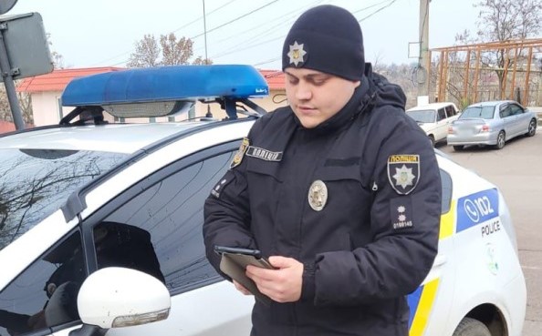 В Чорноморську встановили «розумного» тата, який ледве не втопив власних дітей, катаючи їх по замерзлій водоймі usionline.com В Чорноморську встановили «розумного» тата, який ледве не втопив власних дітей, катаючи їх по замерзлій водоймі «фото»