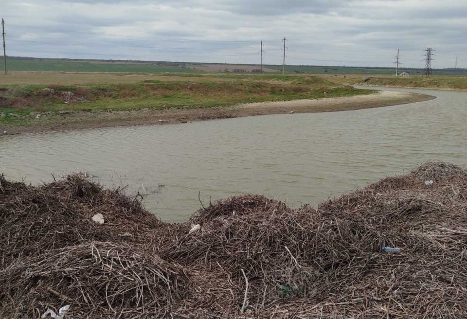Невідомі звели дві греблі на річці Сарата (фото) usionline.com Невідомі звели дві греблі на річці Сарата (фото) «фото»