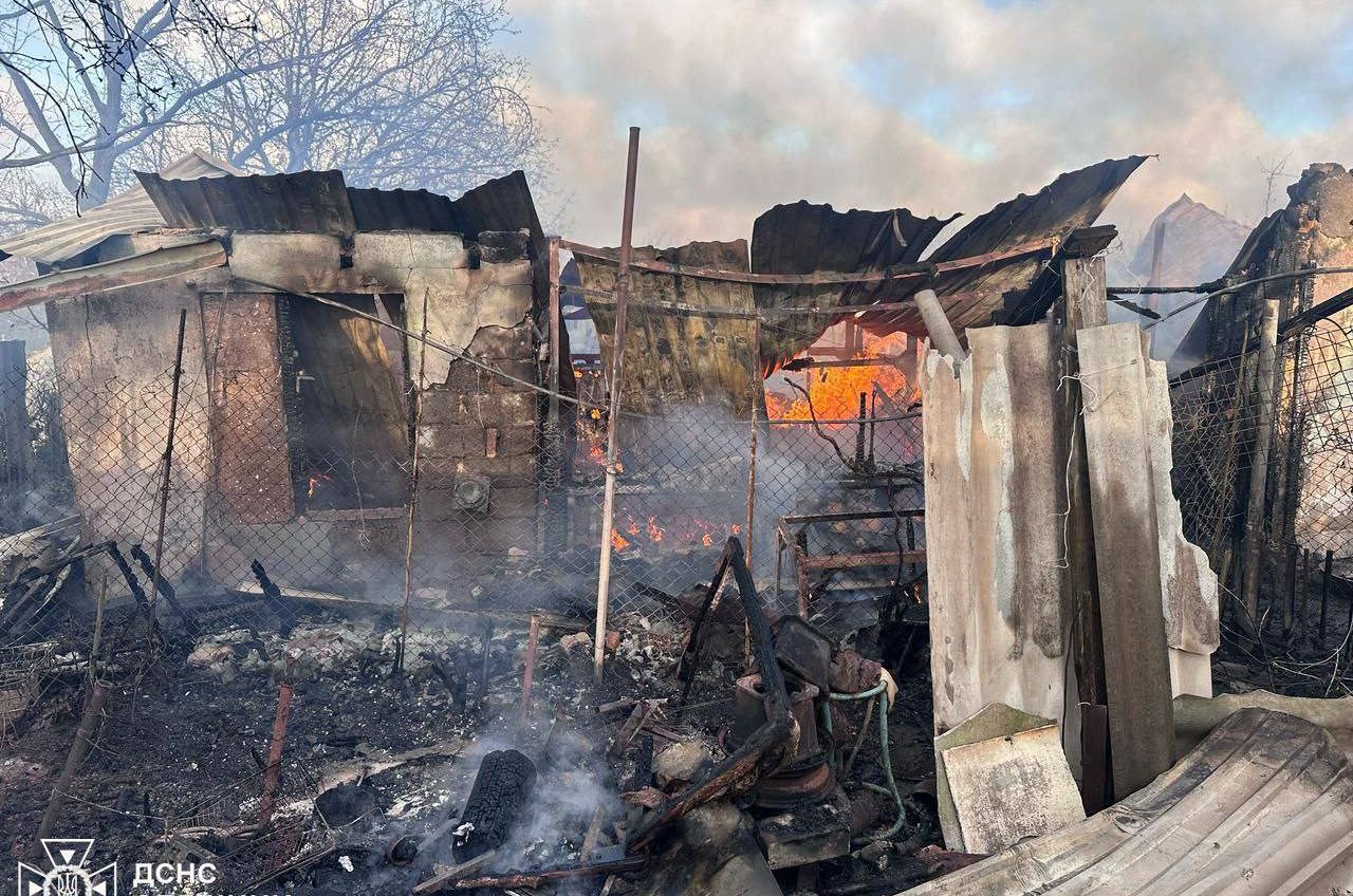 На Одещині згорів приватний будинок: його власник потрапив у лікарню (фото) usionline.com На Одещині згорів приватний будинок: його власник потрапив у лікарню (фото) «фото»