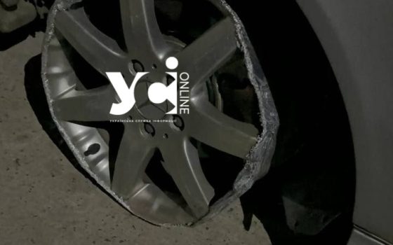 Мчав крізь лежачі поліцейські: у Райдужному водій позривав шини з колес та налякав мешканців «фото»