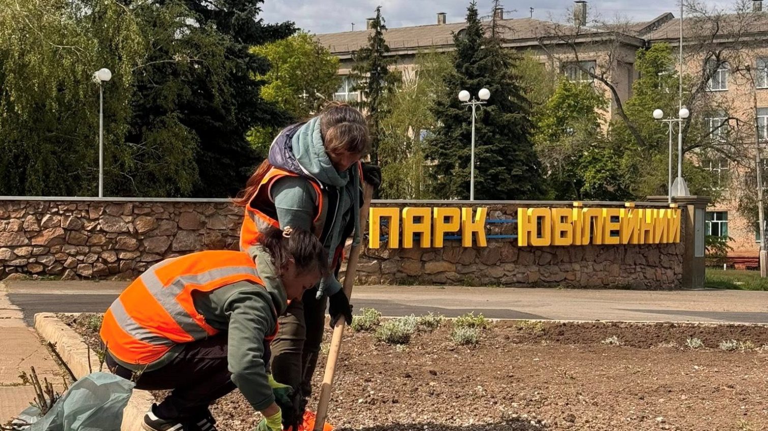 Квіткарка з Одещини подарувала 300 кущів троянд для Краматорська (фото) usionline.com Квіткарка з Одещини подарувала 300 кущів троянд для Краматорська (фото) «фото»