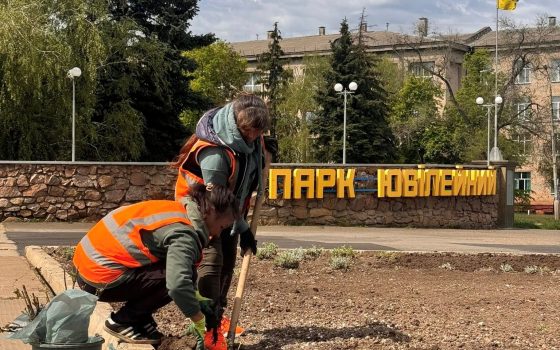 Квіткарка з Одещини подарувала 300 кущів троянд для Краматорська (фото) «фото»