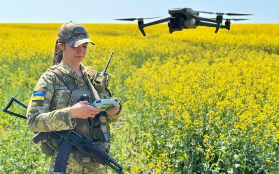 На касці вушка, у серці – сталь: історія прикордонниці, яка керує дроном (фото) «фото»