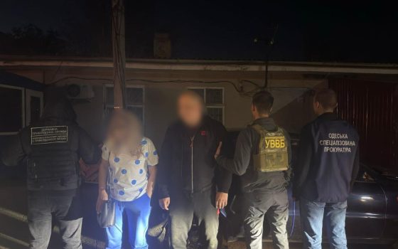Одеситка намагалась підкупити прикордонника заради «зеленого коридору» до Молдови для свого клієнта (фото) usionline.com Одеситка намагалась підкупити прикордонника заради «зеленого коридору» до Молдови для свого клієнта (фото) «фото»