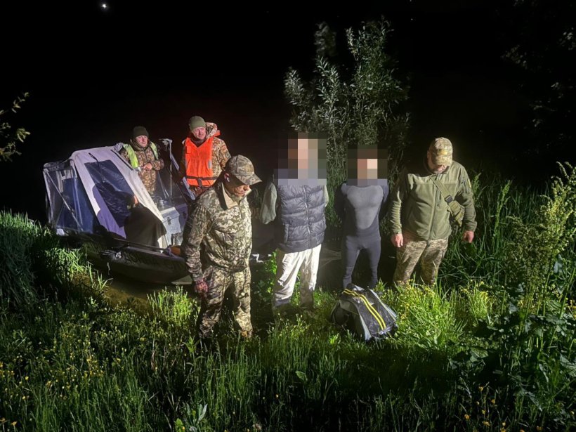 Дрон зафіксував на Дністрі втікачів за кордон у гідрокостюмах «фото»