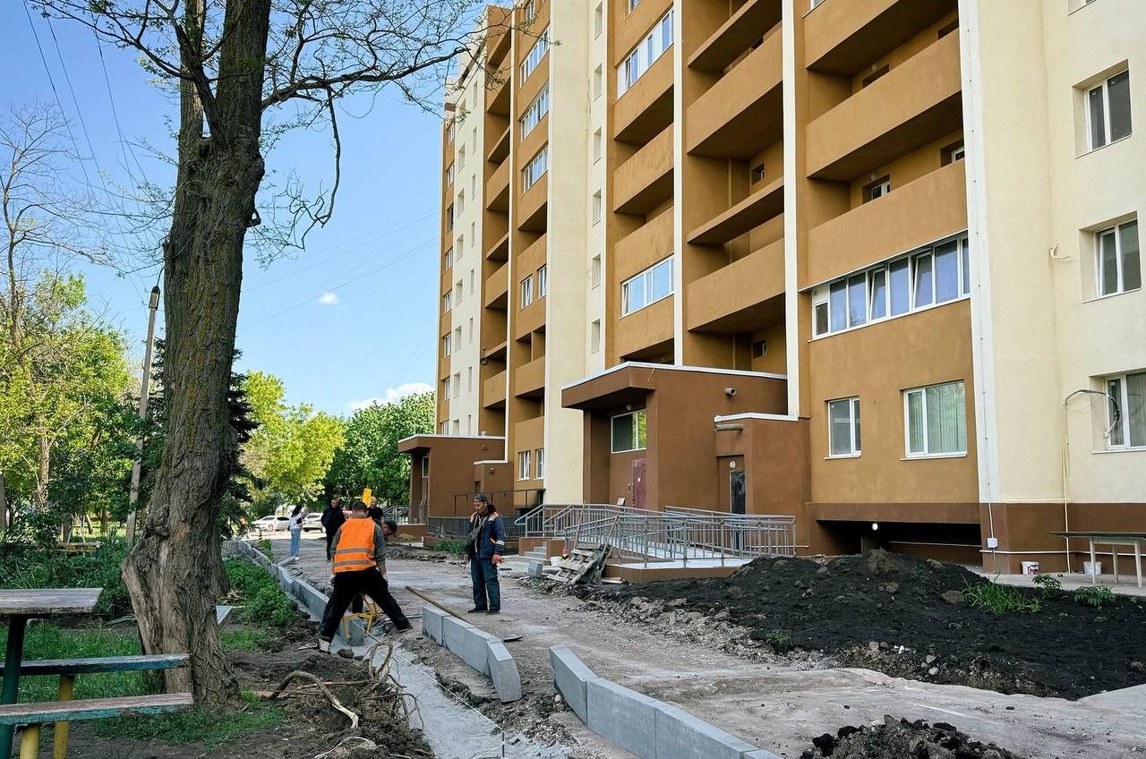 В Сергіївці навколо відремонтованої, після влучання ракети, багатоповерхівки вже облаштовують територію (фото) usionline.com В Сергіївці навколо відремонтованої, після влучання ракети, багатоповерхівки вже облаштовують територію (фото) «фото»