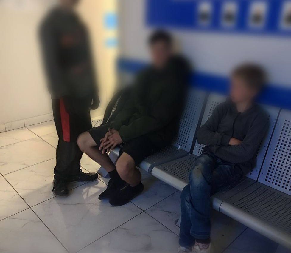 В Білгород-Дністровському затримали підлітків, яки викрадали речі з автомобілів usionline.com В Білгород-Дністровському затримали підлітків, яки викрадали речі з автомобілів «фото»