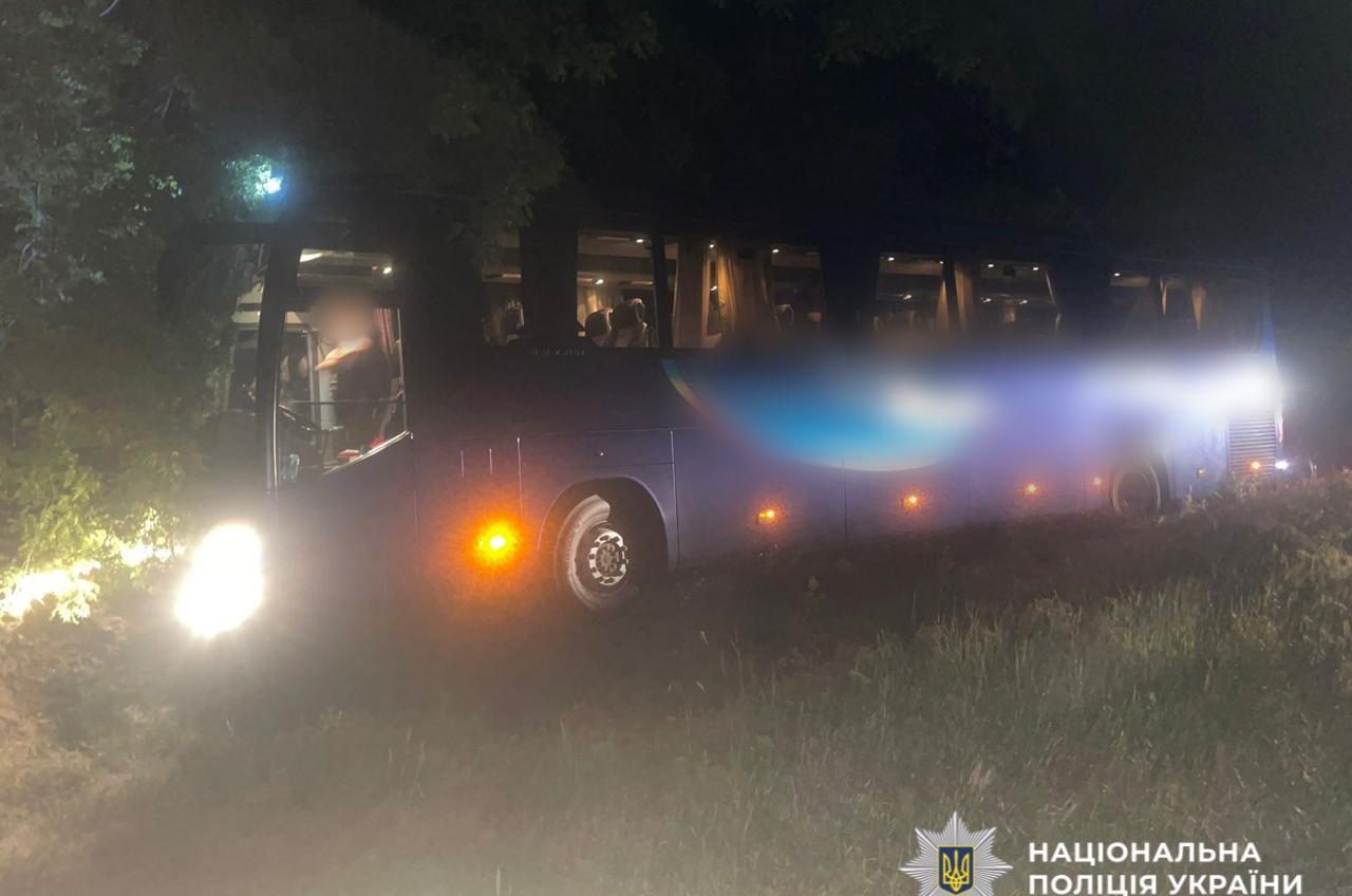 На Одещині рейсовий автобус з пасажирами вилетів в кювет (фото) usionline.com На Одещині рейсовий автобус з пасажирами вилетів в кювет (фото) «фото»