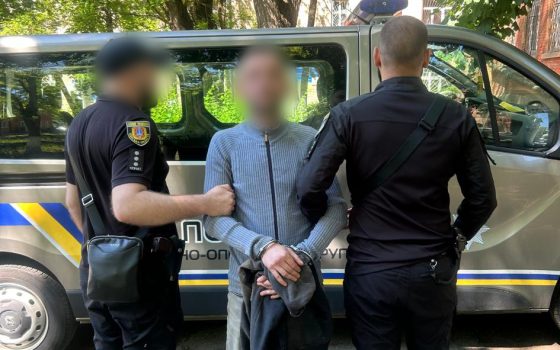 П’яний одесит в маршрутці розпилив газовий балончик в обличчя чоловіку і двічі вдарив його ножем (фото) «фото»