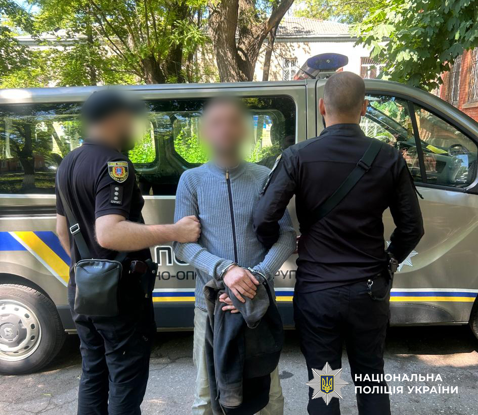 П’яний одесит в маршрутці розпилив газовий балончик в обличчя чоловіку і двічі вдарив його ножем (фото) usionline.com П’яний одесит в маршрутці розпилив газовий балончик в обличчя чоловіку і двічі вдарив його ножем (фото) «фото»