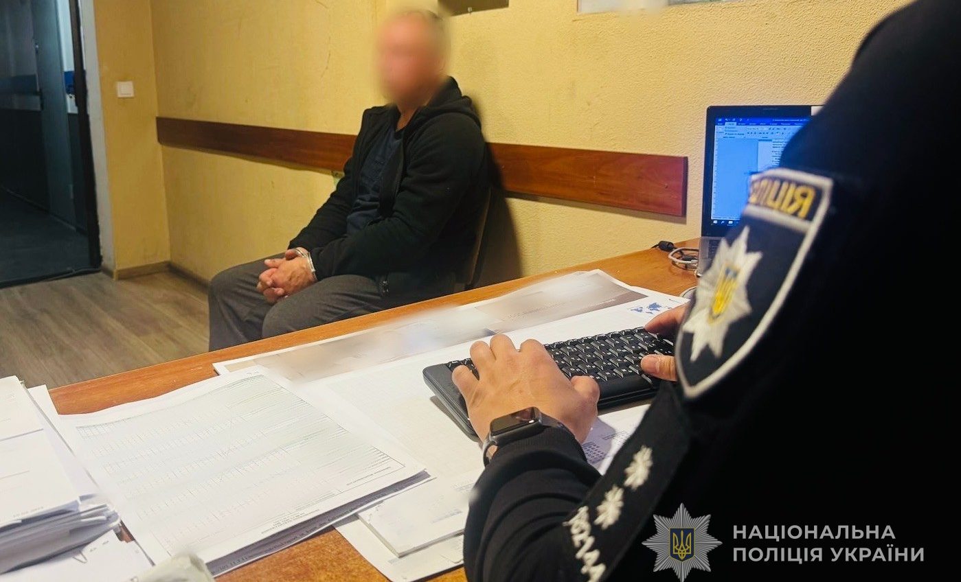 В Одесі гість під час сварки поранив господаря ножем у груди usionline.com В Одесі гість під час сварки поранив господаря ножем у груди «фото»