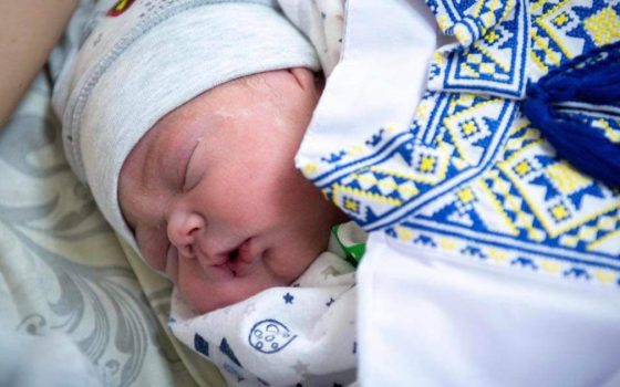 «Народжені у вишиванці»: в Одесі та Львові вдягли новонароджених малюків у вишиванки (відео) «фото»