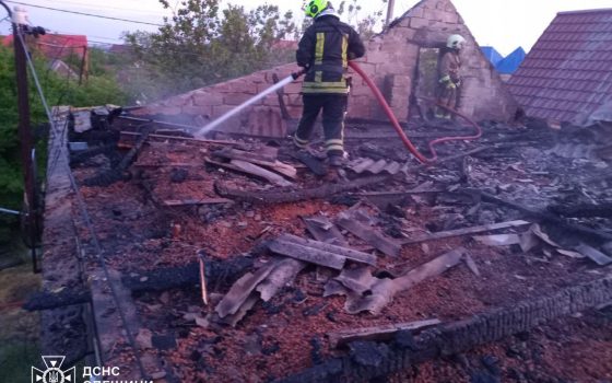 У Нерубайському розгорілася велика пожежа – палав дах закинутого будинку (фото) «фото»