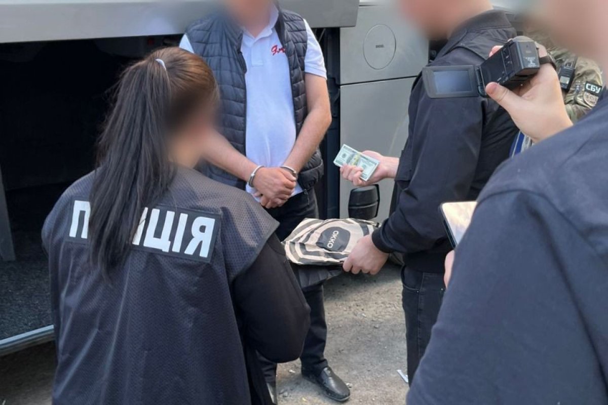 Ухилянт прямував до Молдови в автобусному відсіку для інструментів «фото»