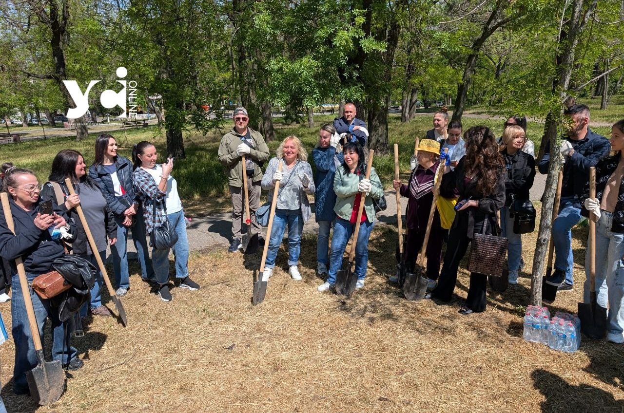 В Одесі до Дня матері дружини військових та переселенці висадили дерева біля Алеї Героїв у парку Шевченка (фото) usionline.com В Одесі до Дня матері дружини військових та переселенці висадили дерева біля Алеї Героїв у парку Шевченка (фото) «фото»