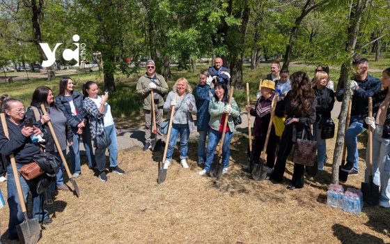 В Одесі до Дня матері дружини військових та переселенці висадили дерева біля Алеї Героїв у парку Шевченка (фото) «фото»