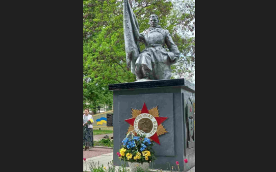 У селищі Бессарабське відмовилися демонтувати радянську зірку з серпом та молотом (фото) «фото»