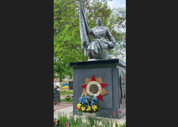 У селищі Бессарабське відмовилися демонтувати радянську зірку з серпом та молотом (фото) «фото»