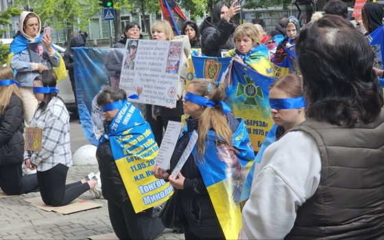 Рідні та друзі військовополонених пікетують Червоний Хрест в Одесі (фото) «фото»