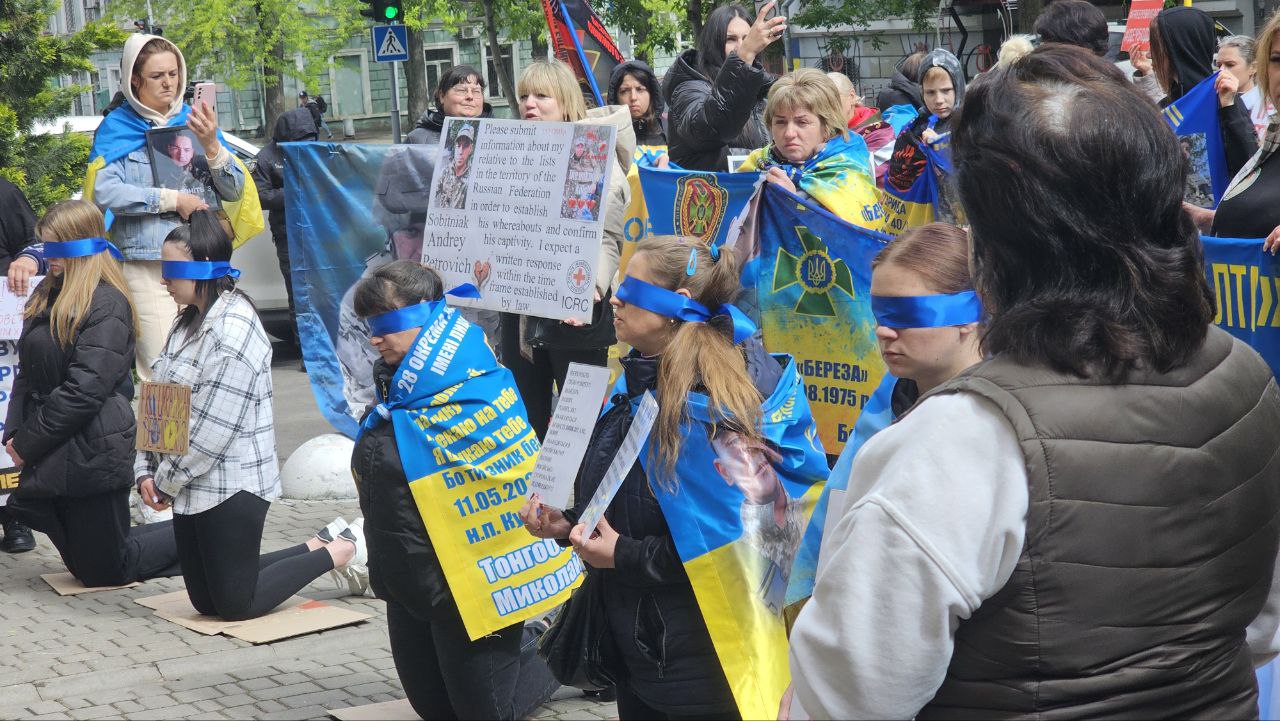 Рідні та друзі військовополонених пікетують Червоний Хрест в Одесі (фото) usionline.com Рідні та друзі військовополонених пікетують Червоний Хрест в Одесі (фото) «фото»