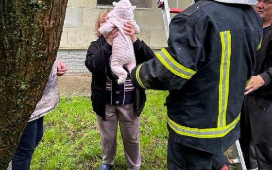 У Біляївці горів будинок: рятувальники евакуювали з другого поверху жінку з немовлям (фото) usionline.com У Біляївці горів будинок: рятувальники евакуювали з другого поверху жінку з немовлям (фото) «фото»