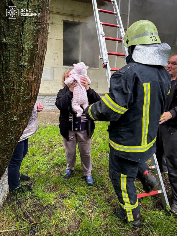 У Біляївці горів будинок: рятувальники евакуювали з другого поверху жінку з немовлям (фото) usionline.com У Біляївці горів будинок: рятувальники евакуювали з другого поверху жінку з немовлям (фото) «фото»