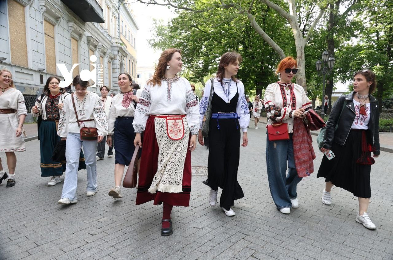 До дня вишиванки в центрі Одеси заспівали українські пісні та розгорнули державний прапор (фото) usionline.com До дня вишиванки в центрі Одеси заспівали українські пісні та розгорнули державний прапор (фото) «фото»
