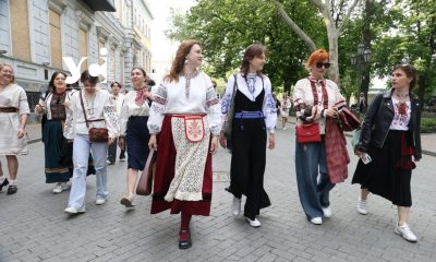 До дня вишиванки в центрі Одеси заспівали українські пісні та розгорнули державний прапор (фото) usionline.com До дня вишиванки в центрі Одеси заспівали українські пісні та розгорнули державний прапор (фото) «фото»