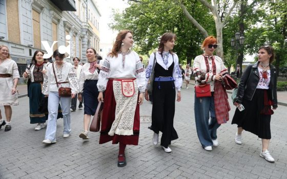 До дня вишиванки в центрі Одеси заспівали українські пісні та розгорнули державний прапор (фото) «фото»