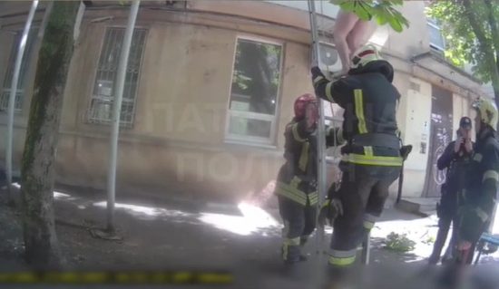 Восьмирічний хлопчик на даху балкона: поліцейські показали відео порятунку «фото»