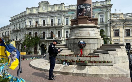 На Європейській площі прапор Росії намалювали невідомі на народному меморіалі загиблим воїнам «фото»